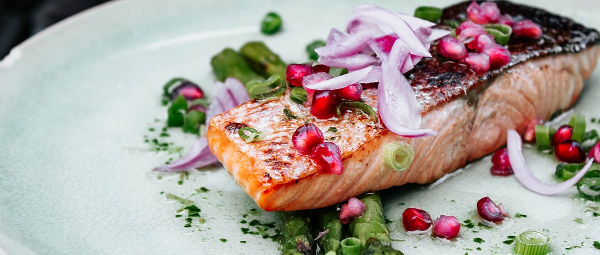 Salmão grelhado com romã