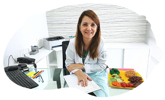 Nutricionista Silvia Bruzetti em seu consultório
